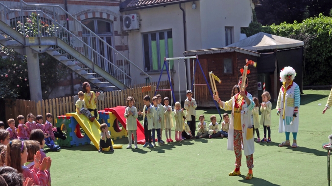 Fotogallery: i momenti più belli della visita dei "nasi rossi" alla scuola dell'infanzia Città di Alba