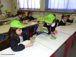 Ad Alba sei giovani profughi accompagnano i bambini per i Pedibus