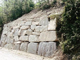 Ripristinata in due punti la strada di Perno, ma i problemi restano