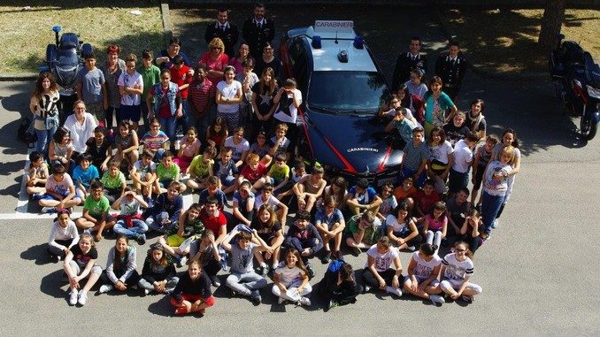 Gli allievi della scuola Coppino in visita alla caserma dei Carabinieri