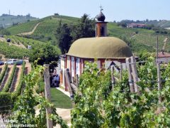 David Tremlett inaugura la cappella restaurata a Coazzolo. Ecco le foto