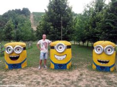 I Minions sono comparsi a Vezza lungo il Sentiero del trifolao 1