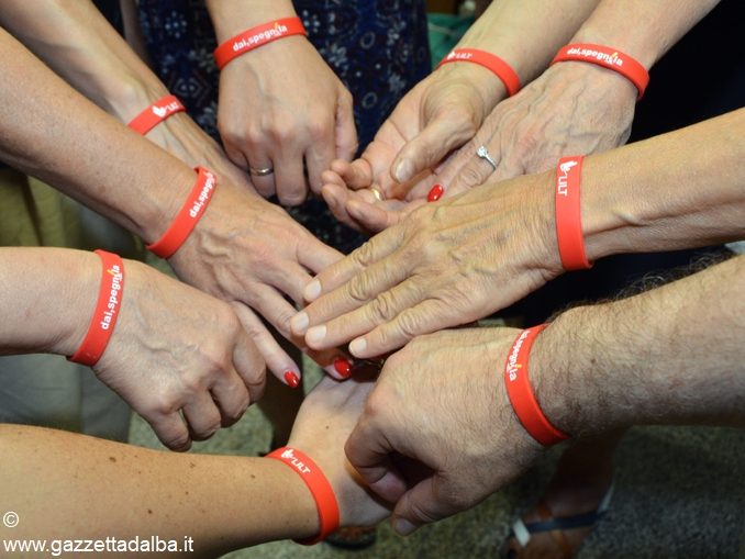 Braccialetti rossi contro il fumo distribuiti al campo scuola