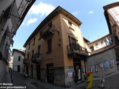 I decori del Settecento emergono in un palazzo in via Pierino Belli 4