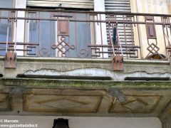 I decori del Settecento emergono in un palazzo in via Pierino Belli 5