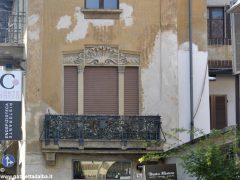 I decori del Settecento emergono in un palazzo in via Pierino Belli 6