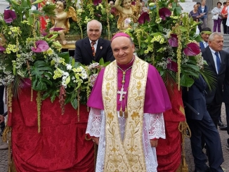 Bra: il vescovo Brunetti apre la processione di Madonna dei Fiori