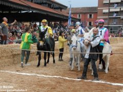 Tutte le foto più belle del Palio degli asini, vinto dal borgo dei Brichet 43