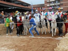 Tutte le foto più belle del Palio degli asini, vinto dal borgo dei Brichet 44