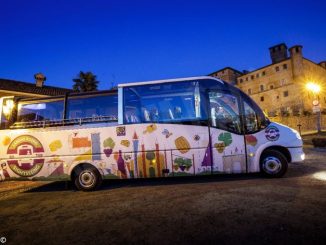 Un bus per i turisti attraverso le Langhe, tutte le domeniche  e i festivi