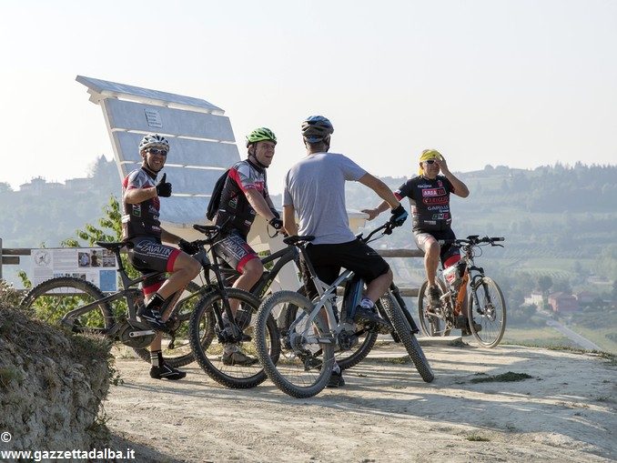 Se il turismo si muove in e-bike tra le rocche del Roero