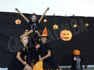 Festa in maschera a tema Halloween per le cheerleader