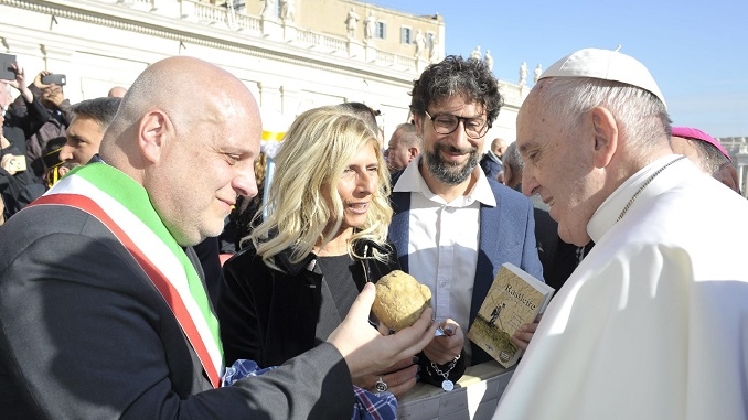 Consegnato a Papa Francesco un tartufo da tre etti