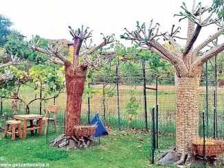 Mobili e alberi realizzati con i tappi in un giardino di Neive