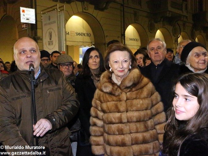 Inaugurato il grande albero natalizio donato dalla Ferrero 1