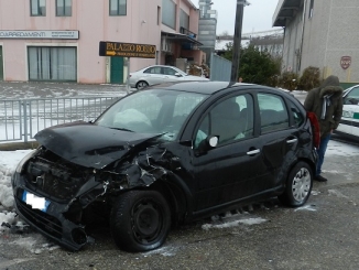 Causa un incidente con feriti e fugge, caccia al pirata della strada