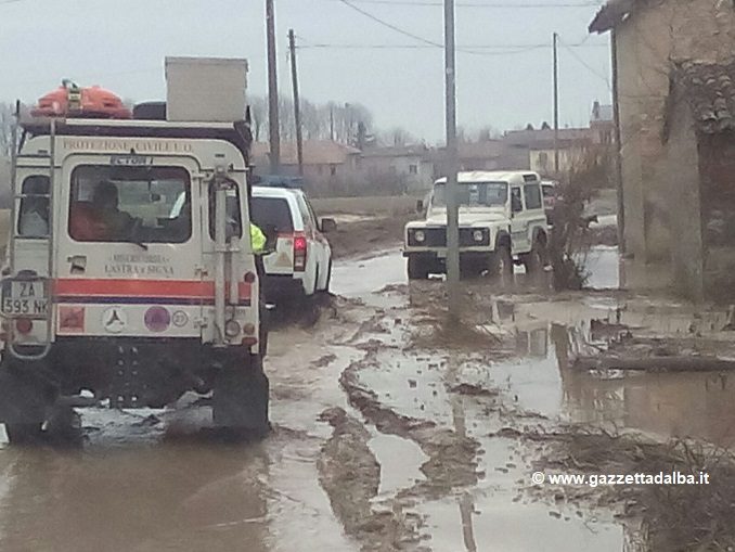 Volontari delle Misericordie nella Brescello colpita dall'alluvione 1