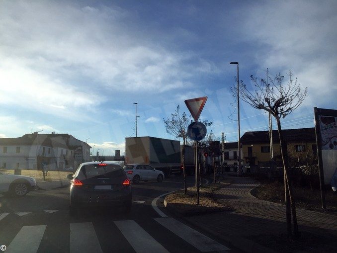 Un autoarticolato fermo al passaggio a livello ha bloccato il rondò