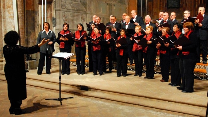 Il coro polifonico in un concerto spirituale di buon anno a Rodello