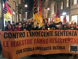 Torino: fiaccolata di protesta degli insegnanti diplomati
