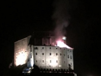 In fiamme la Sacra di San Michele, brucia il monumento simbolo del Piemonte