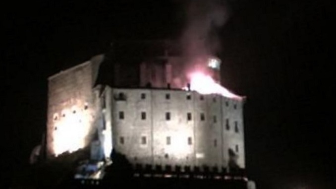 In fiamme la Sacra di San Michele, brucia il monumento simbolo del Piemonte