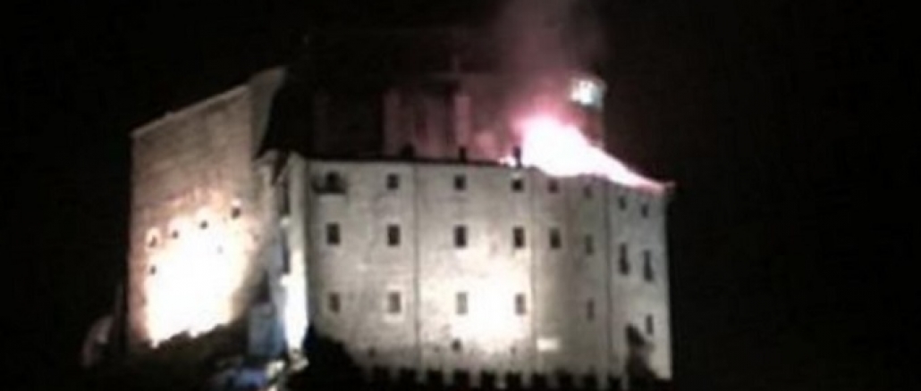 In fiamme la Sacra di San Michele, brucia il monumento simbolo del Piemonte