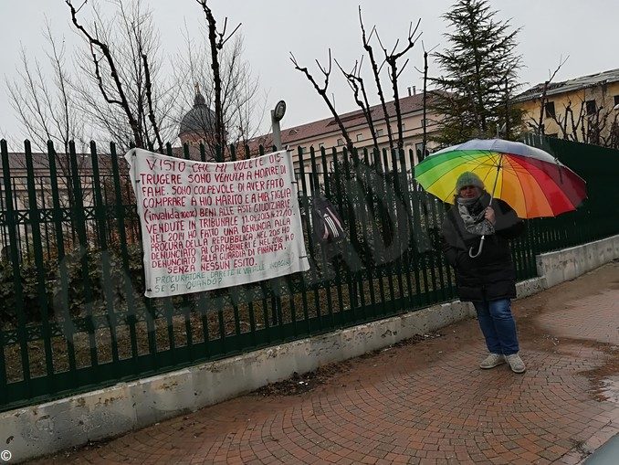 Asti, protesta davanti al Tribunale per i problemi con la casa comprata all’asta