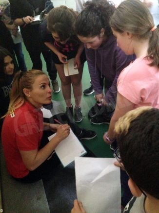 Raquel  Huertas  un’olimpionica insegna l’hockey prato alle scuole di Bra