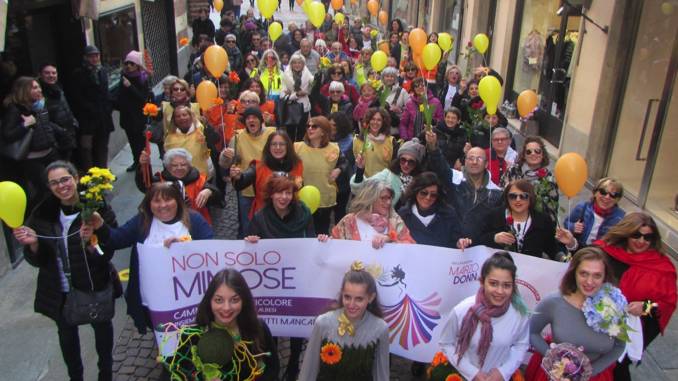 Marzo donna: grande successo per la marcia "Non solo mimose"