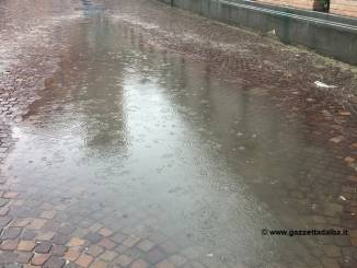 Piazza Borsellino con la pioggia si trasforma in una piscina 1