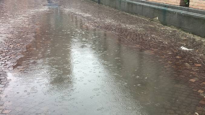 Piazza Borsellino con la pioggia si trasforma in una piscina 1