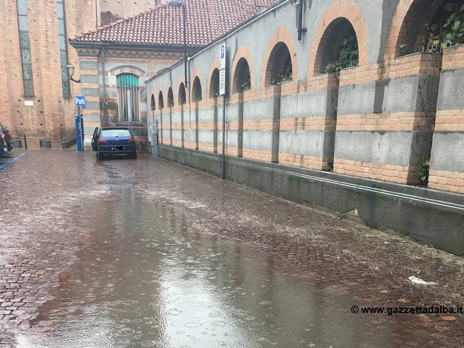 Piazza Borsellino con la pioggia si trasforma in una piscina