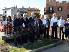 Sotto la statua del vignaiolo saranno collocate 73 bottiglie di Barolo 5