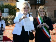 Sotto la statua del vignaiolo saranno collocate 73 bottiglie di Barolo 1