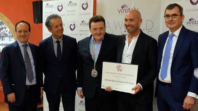 L'assessore all'agricoltura Ferrero premia Teo Costa a Vinitaly