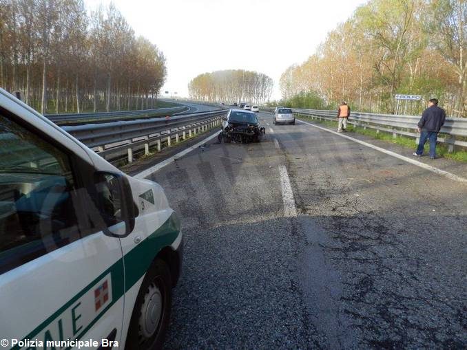 Auto contro il guard rail della tangenziale di Bra, ferito un ventenne