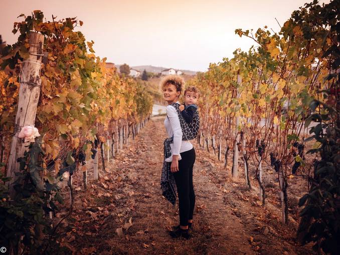 A piedi, tra le rocche del Roero, col bebé stretto al cuore