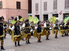 Spettacolo di sbandieratori e musici ad Alba per Bandiere per un amico