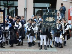 Spettacolo di sbandieratori e musici ad Alba per Bandiere per un amico 4