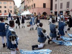 Spettacolo di sbandieratori e musici ad Alba per Bandiere per un amico 5