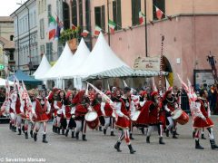 Spettacolo di sbandieratori e musici ad Alba per Bandiere per un amico 7