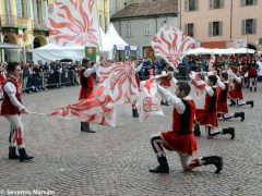 Spettacolo di sbandieratori e musici ad Alba per Bandiere per un amico 8