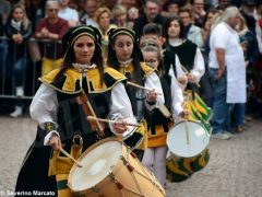 Spettacolo di sbandieratori e musici ad Alba per Bandiere per un amico 10