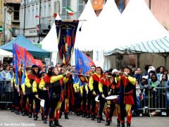 Spettacolo di sbandieratori e musici ad Alba per Bandiere per un amico 11