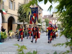 Spettacolo di sbandieratori e musici ad Alba per Bandiere per un amico 12