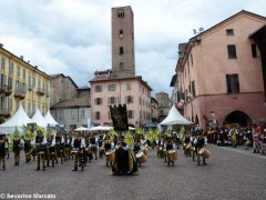 Spettacolo di sbandieratori e musici ad Alba per Bandiere per un amico 14