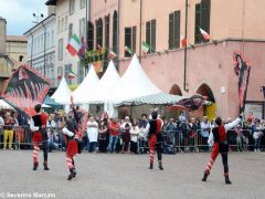 Spettacolo di sbandieratori e musici ad Alba per Bandiere per un amico 16