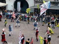 Spettacolo di sbandieratori e musici ad Alba per Bandiere per un amico 18