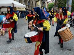 Spettacolo di sbandieratori e musici ad Alba per Bandiere per un amico 19